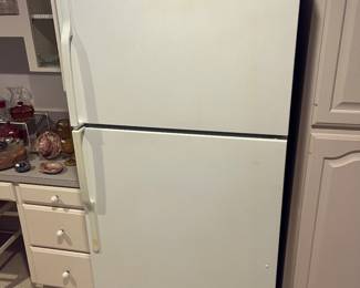 NICE GE 2-DOOR FRIDGE