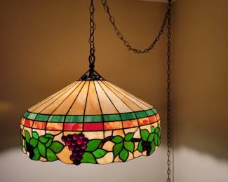 BEAUTIFUL ANTIQUE TIFFANY STYLE HANGING FRUIT LAMP.