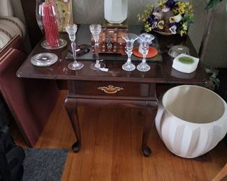 Vtg. Ethan Allen Georgian Court Drop Leaf End/Side Table Cherry.