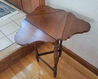 Beautiful vintage Brandt Cloverleaf Unique Drop Leaf End Handkerchief Table!