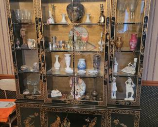 Vintage Heritage Asian Black Lacquered & Gold Gilt China Cabinet. Excellent condition!