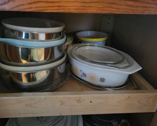 Vintage Pyrex cookware.