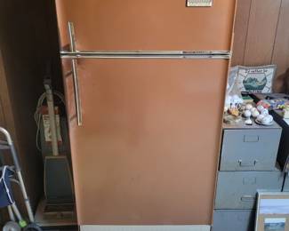 Beautiful Frigidaire Mid-Century refrigerator! In good working condition!!