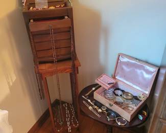Jewelry and jewelry box.