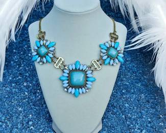 Graduated Flower Necklace With Beautiful Blue Colors
