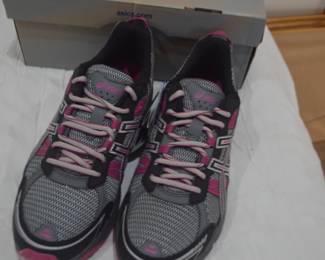 nice selection of new shoes and boots size 9 to 9.5