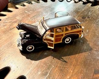 Maisto, 1948 Black Chevrolet Fleetmaster Woody Wagon, 1:18 Scale Diecast, Limited Edition, approx. 12" in length