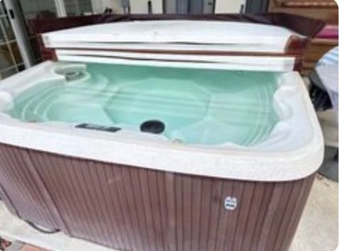 HOT TUB/SPA Works GREAT!