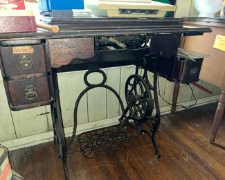 ANTIQUE SINGER SEWING MACHINE