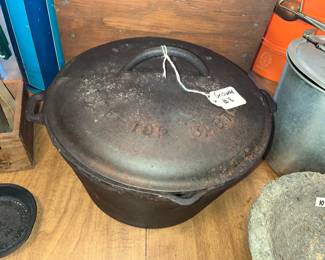 GREAT GRISWOLD NO.8 DUTCH OVEN w/ LID