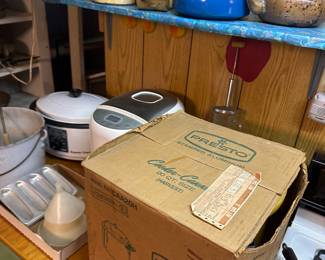More vintage kitchen items! Many are like new! 
