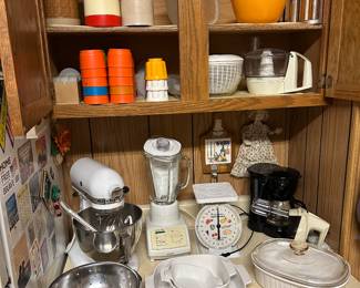 Nice vintage Tupperware, Pyrex, Kitchen-aide and MORE!