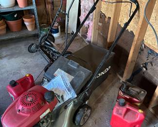 AN EXCELLENT self propelled HONDA lawnmower! Comes with gas can, gas and oil! 