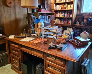 A view into the stately library 