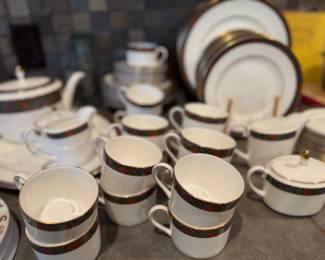 Several sets of Ralph Lauren dinnerware