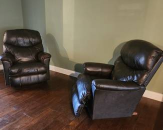 2 leather electric lifting chairs. Comfortable!! Real leather.