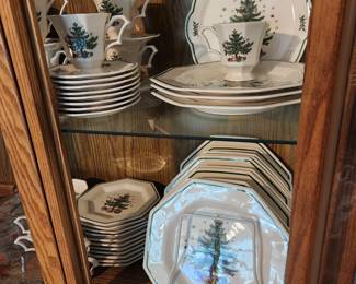 Octagonal shape dinner plates, Salad plates, cups/saucers
Nikko Japan Crafted from durable fine ironstone
Large Christmastime collection
Oven, microwave, dishwasher-safe