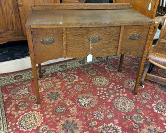 Wonderful small oak buffet