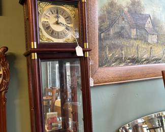 Nice curio clock. battery operated.