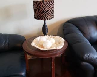 ROUND SIDE TABLE & SHELL DECOR