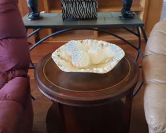 ROUND SIDE TABLE AND SHELL DECOR