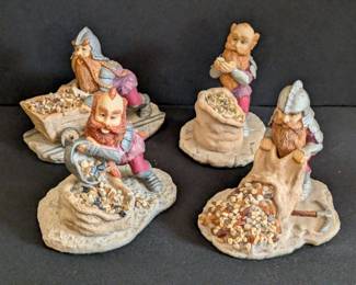 Enchantica Figurines #12 : Four Dwarves with boxes