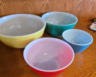 Set of 4 Pyrex Mixing Bowls