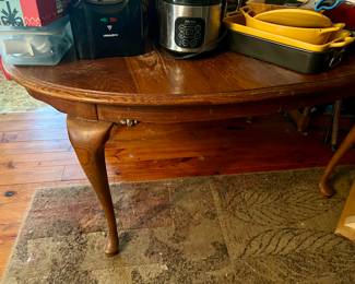 Oval Broyhill dining table with 2 extra leaves and 4 chairs