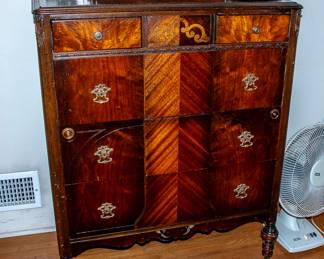 BEAUTIFUL CHEST OF DRAWERS