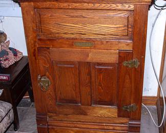 VINTAGE ICE BOX