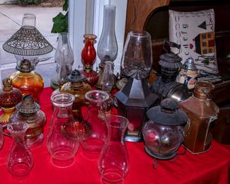 TABLE OF VINTAGE OIL LAMPS