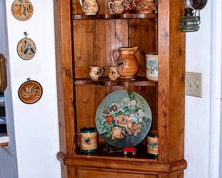 CORNER CURIO