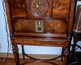 ANTIQUE FLOOR MODEL RADIO