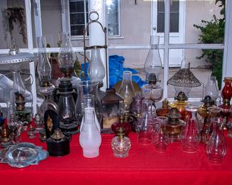TABLE OF VINTAGE OIL LAMPS