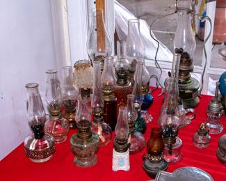 TABLE OF VINTAGE OIL LAMPS