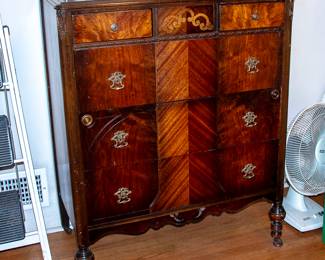 VINTAGE VENEERED CHEST OF DRAWERS