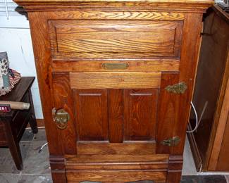 VINTAGE ICE BOX