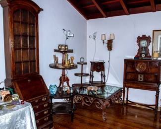 ROOMS FULL OF VINTAGE AND ANTIQUE FURNITURE