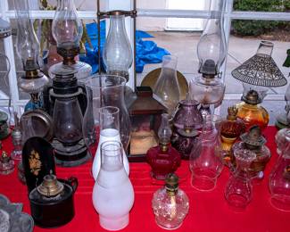 TABLE OF VINTAGE OIL LAMPS