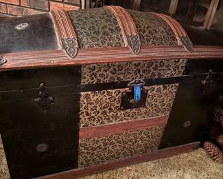 ANTIQUE STEAMER TRUNK WITH ORNATE LITHOGRAPHY ON THE INTERIOR 