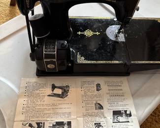 SINGER 221 featherweight SEWING MACHINE WITH CASE 