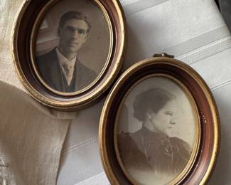 VINTAGE OVAL FRAMES 