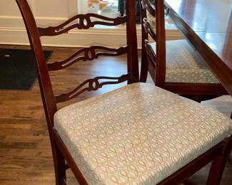 Mahogany, Dining Room Table. 8 chairs, 3-  12in leaves & table pads 