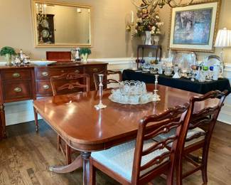 Mahogany, Dining Room Table. 8 chairs, 3-  12in leaves & table pads 