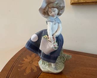 C17-$20. Lladro #5222   "Pretty Pickings"