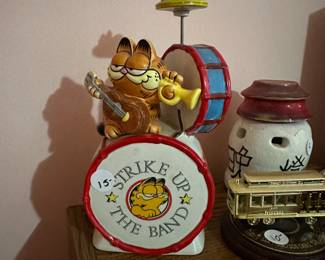 C64- $15. Working Vintage Garfield Ceramic Music Box