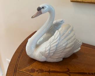 C16-$30. Lladro  1983 "Swan with Wings Spread"