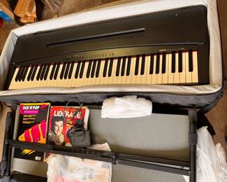 This beautiful Yamaha keyboard looks like it’s never been used, it’s in new mint condition