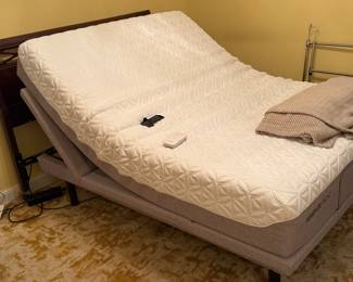 Tempur-pedic Bed that lifts legs and back excellent condition