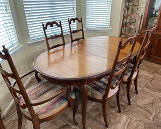 Vintage French Accent Queen Ann by Drexel Dining Room Table w/ 6 Chairs (three total Leaf extensions)